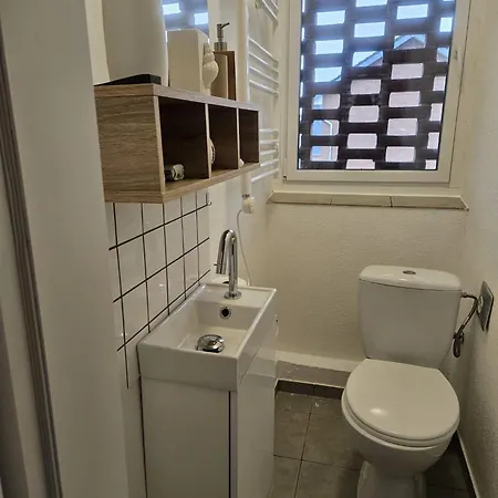 Fuer Gaeste Mit Niveau,monteurewohnung Mit 3 Separaten Schlafzimmern,parkplatz Fuer Grosses Fahrzeug Vorhanden 8,5m Lang 아파트 웨더스롯