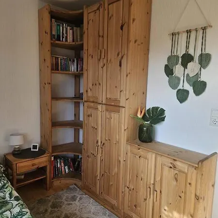 Apartment Monteurewohnung Mit 2 Schlafzimmern,parkplatz Fuer Grosses Fahrzeug Vorhanden 8,5m Lang *