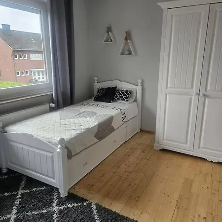 Fuer Gaeste Mit Niveau,monteurewohnung Mit 3 Separaten Schlafzimmern,parkplatz Fuer Grosses Fahrzeug Vorhanden 8,5m Lang