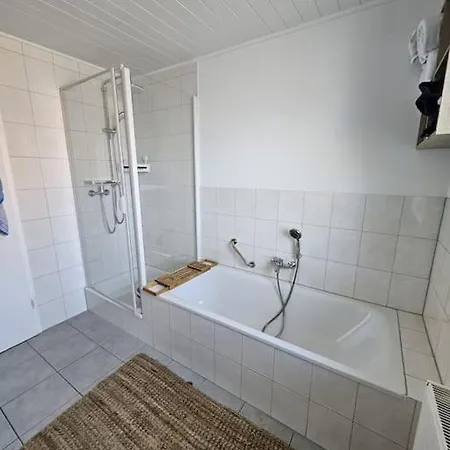 Fuer Gaeste Mit Niveau,monteurewohnung Mit 3 Separaten Schlafzimmern,parkplatz Fuer Grosses Fahrzeug Vorhanden 8,5m Lang 아파트 웨더스롯