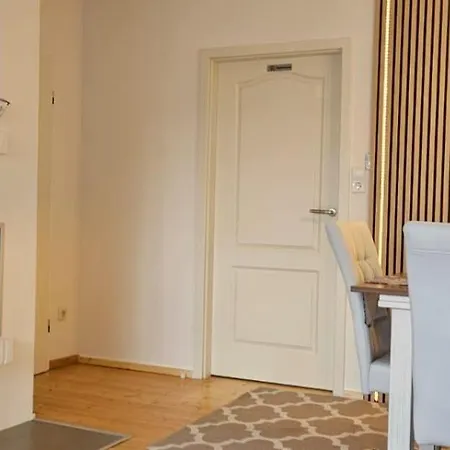 아파트 Fuer Gaeste Mit Niveau,monteurewohnung Mit 3 Separaten Schlafzimmern,parkplatz Fuer Grosses Fahrzeug Vorhanden 8,5m Lang *